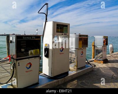 Pompe sul totale di benzina stazione di riempimento usata per il rifornimento di carburante barche a motore su canali su un molo a Murano a Venezia Italia settentrionale Foto Stock