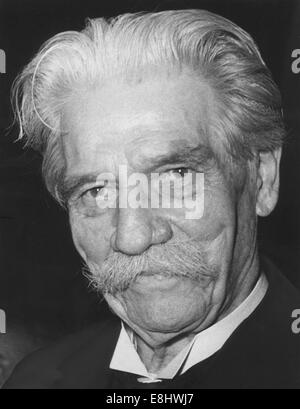 4 settembre 1965 - Lambarene, Gabon, Africa - Albert Schweitzer, (Gennaio 14, 1875 - 4 settembre 1965) era un tedesco e poi francesi, teologo, organista, filosofo, medico e medico missionario in Africa, noto anche per le sue dichiarazioni interpretative della vita di Gesù. Schweitzer, un Luterano, ha contestato sia la visione secolare di Gesù come illustrato dalla storica-metodologia critica della corrente a suo tempo in alcuni circoli accademici, come pure la tradizionale visione cristiana. Egli ha ricevuto il 1952 Premio Nobel per la pace per la sua filosofia di 'riverenza per la vita." Dal 1952 fino alla sua morte ha raggiunto in modo continuo Foto Stock