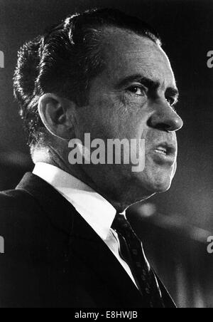 Miami, Florida, Stati Uniti d'America. 22 apr, 1994. RICHARD Nixon (9 gennaio 1913 - 22 Aprile 1994) è stato il trentasettesimo Presidente degli Stati Uniti (1969-1974), che precedentemente aveva fatto la trentaseiesima Vice Presidente degli Stati Uniti (1953-1961). Un membro del Partito Repubblicano, egli era il solo il Presidente a rassegnare le dimissioni all'ufficio come pure la persona solo per essere eletto due volte per la Presidenza e la Vice Presidenza. Nella foto - data esatta sconosciuto - Presidente RICHARD MILLHOUSE NIXON, ascolta una domanda durante il GOP Convention di Miami nel 1968. © Rick Wisor/KEYSTONE foto/ZUMA filo/Alamy Live News Foto Stock