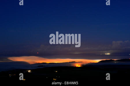 Forres, murene, Scozia, 8 ottobre, 2014. Cacciatori di luna che illuminava una nebbiosa Forres e al di sopra del Moray Firth a credito: Steve Arkley/Alamy Live News Foto Stock