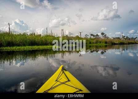 Fare kayak in centro lago nel Golfo del parco statale in Gulf Shores, Alabama, lungo l'Alabama Gulf Coast. Foto Stock