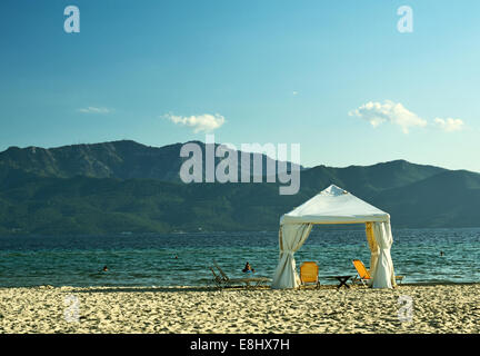 Tenda sulla spiaggia Keramoti, Grecia Foto Stock