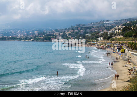 Spiaggia lungo la Riviera dei Fiori vicino a San Remo, Liguria, Italia Foto Stock