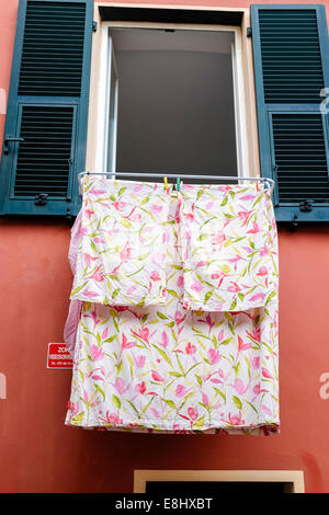 Lavaggio e asciugatura su linee appeso nell'edificio di Sestri Levante, Liguria, Italia Foto Stock