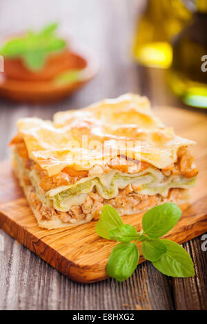 Pesce e mousse di broccoli lasagne su una tavola di legno Foto Stock