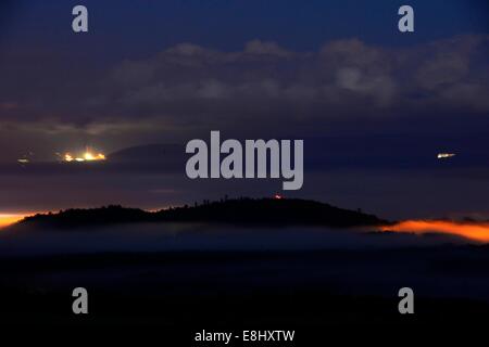 Forres, murene, Scozia, 8 ottobre, 2014. Cacciatori di luna che illuminava una nebbiosa Forres e al di sopra del Moray Firth a credito: Steve Arkley/Alamy Live News Foto Stock