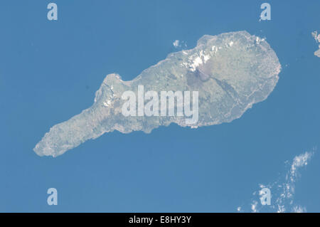 Uno di spedizione 36 membri di equipaggio utilizzato un 180mm lente a fotografare questa visione verticale dell'isola di Pico, la seconda grande Foto Stock