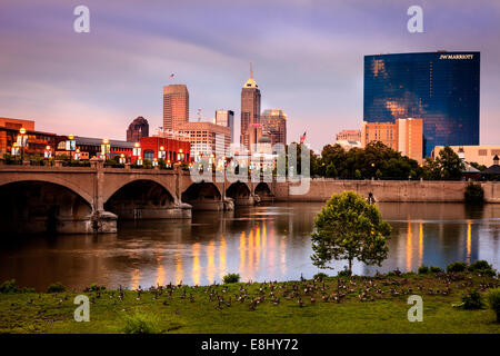 Lo skyline di Indianapolis e il Fiume Bianco al tramonto Foto Stock