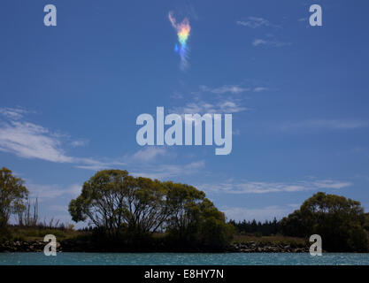 Rainbow Cloud: una formazione di nube che rifrange la luce del sole per produrre i colori dell'arcobaleno. Foto Stock