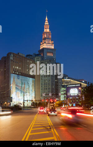 L'ora di punta il traffico crea percorsi di luce in direzione del centro e il Terminal Tower complex prima del sorgere del sole in Cleveland, Ohio. Foto Stock