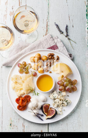 Il piatto di formaggi assortimento di vari tipi di formaggio e miele sulla piastra bianca Foto Stock