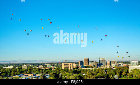 Molti i palloni ad aria calda sopra la città di Boise Idaho Foto Stock