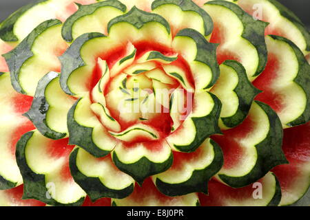 Close-up di un cocomero scolpito frutto in background. Foto Stock