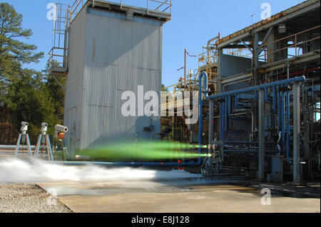 La NASA ha condotto i test dei motori di base dello Space Launch System al test Stand 115, accendendo i propulsori per simulare le condizioni di lancio e convalidare le prestazioni per le prossime missioni sulla Luna e su Marte. Foto Stock