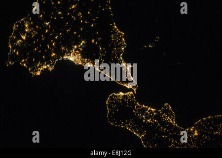 Uno di spedizione 36 membri di equipaggio a bordo in orbita attorno alla terra la Stazione Spaziale Internazionale ha preso questa immagine notturna della Sicilia (t Foto Stock