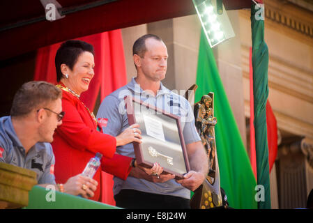 Sydney, Australia. Il 9 ottobre, 2014. Il Sindaco di Sydney, Trifoglio Moore, presenta il "chiave per la città di Sydney'. Credito: MediaServicesAP/Alamy Live News Foto Stock