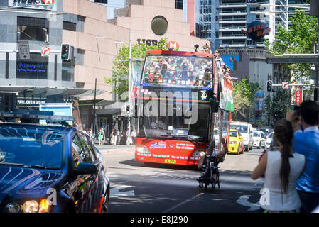 Sydney, Australia. Il 9 ottobre, 2014. Il South Sydney Rabbitohs arrivano da double deck bus a Sydney Town Hall. Credito: MediaServicesAP/Alamy Live News Foto Stock