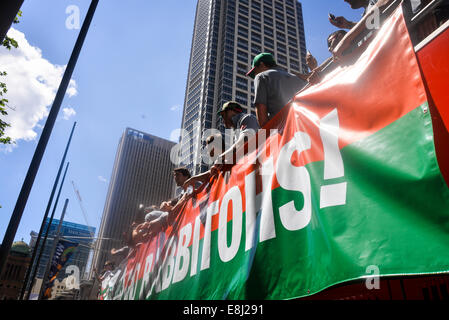 Sydney, Australia. Il 9 ottobre, 2014. Il South Sydney Rabbitohs arrivano con il NRL Grand Finale Trofeo a Sydney Town Hall. Credito: MediaServicesAP/Alamy Live News Foto Stock