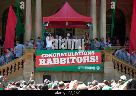 Sydney, NSW, Australia. Il 9 ottobre 2014. Dopo aver vinto il NRL Grand Final, il South Sydney Rabbitohs sono state consegnate le chiavi della città di Sydney dal Sindaco in occasione di una cerimonia che si terrà a Sydney Square guardato da tifosi della squadra di rugby. Nella foto è il "aborigeno Benvenuti al paese". Copyright Credit: 2014 Richard Milnes/Alamy Live News. Foto Stock