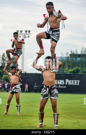 Muay Thai lotta dimostrazione presso la coppa del Re di torneo di polo a Bangkok, in Thailandia Foto Stock