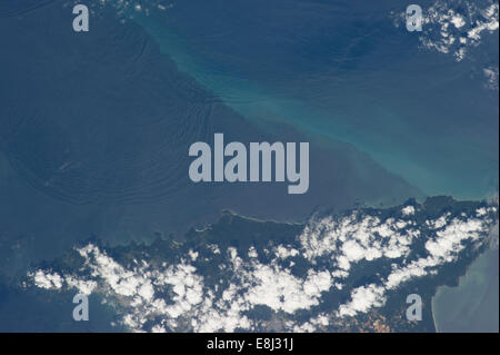 Questa immagine, catturata da un membro dell'equipaggio della Expedition 34 a bordo della stazione spaziale Internazionale (ISS), mostra le onde interne al largo di Trinidad settentrionale. Queste onde, influenzate dalle correnti equatoriali e della Guyana del Mar dei Caraibi, sono importanti per comprendere la circolazione degli oceani e i loro effetti sull’ecosistema della regione. Foto Stock