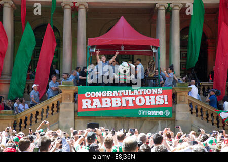 Sydney, NSW, Australia. Il 9 ottobre 2014. Dopo aver vinto il NRL Grand Final, il South Sydney Rabbitohs sono state consegnate le chiavi della città di Sydney dal Sindaco in occasione di una cerimonia che si terrà a Sydney Square guardato da tifosi della squadra di rugby. Nella foto è raffigurato il South Sydney Rabbitohs giocatori. Copyright Credit: 2014 Richard Milnes/Alamy Live News. Foto Stock