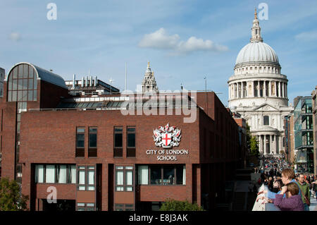 City of London School e Cattedrale di Saint Paul dal Millennium Bridge, London, Regno Unito Foto Stock
