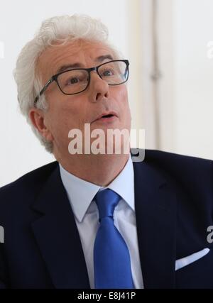 British best-seller autore Ken Follett alla fiera del libro di Frankurt, Germania, 08 ottobre, 2014. Follett presenta il suo nuovo lavoro 'Edge di eternità." Il mondo la più grande fiera del libro continua fino al 12 Ottobre, 2014. Foto: Susannah V. Vergau/dpa NESSUN SERVIZIO DI FILO Foto Stock