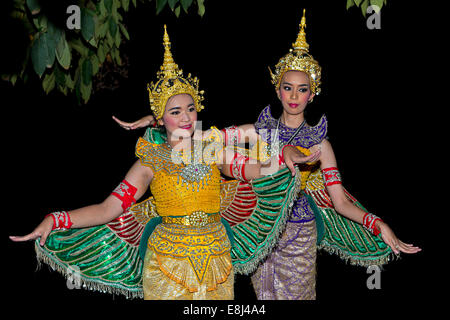 Due danzatori presso la Loi krathong Festival delle Luci, Chiang Mai, Thailandia Foto Stock