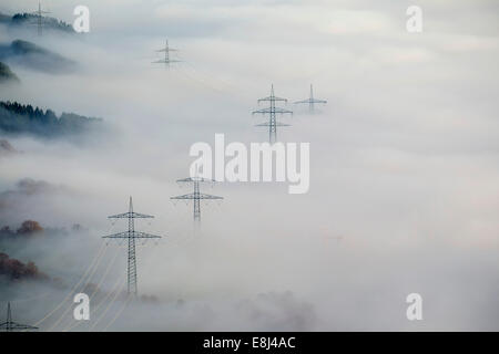 Tralicci nella nebbia a Bestwig, Sauerland, Nord Reno-Westfalia, Germania Foto Stock