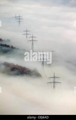 Tralicci nella nebbia a Bestwig, Sauerland, Nord Reno-Westfalia, Germania Foto Stock