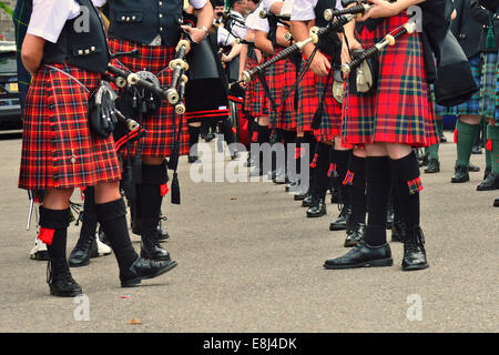 I membri di una pipe band indossano kilts, con sporrans e cornamusa, prima di una performance, Dufftown, murene, Highlands, Scozia Foto Stock