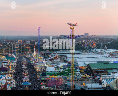 Guarda l'Oktoberfest a Monaco di Baviera, Baviera, Baviera, Germania Foto Stock