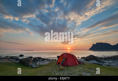 Camping sotto il sole di mezzanotte sulla bellissima spiaggia di Uttakleiv nelle Isole Lofoten in Norvegia Foto Stock