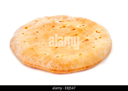 Primo piano di un empanada gallega, una gustosa torta ripiena della Galizia, Spagna, su sfondo bianco Foto Stock