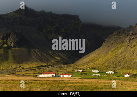 Low-hanging nuvole, fattoria vicino a Skaftafell, South Coast, Islanda Foto Stock