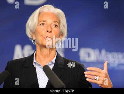 Washington, DC, Stati Uniti d'America. 8 Ott 2014. Fondo monetario internazionale (FMI) Direttore Christine Lagarde dà un discorso di apertura in occasione di un seminario intitolato " Le sfide di Job-Rich e crescita inclusiva" tenuto dal FMI presso la George Washington University di Washington DC, capitale degli Stati Uniti, Ottobre 8, 2014. © Bao Dandan/Xinhua/Alamy Live News Foto Stock