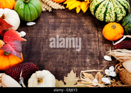 In autunno il telaio da Zucche e mais sul vecchio tavolo in legno. La Giornata del ringraziamento concept Foto Stock