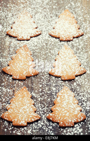 Biscotti di Natale con glassa bianca Foto Stock