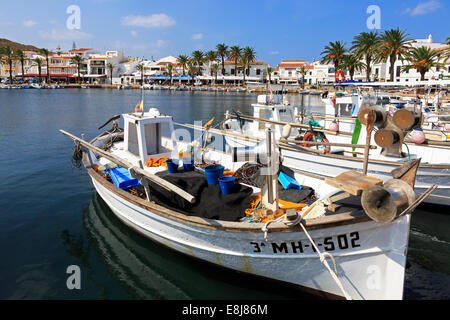 Piccolo porto a Fornellis con il tradizionale stile spagnolo di barche da pesca, Menorca, Spagna Foto Stock