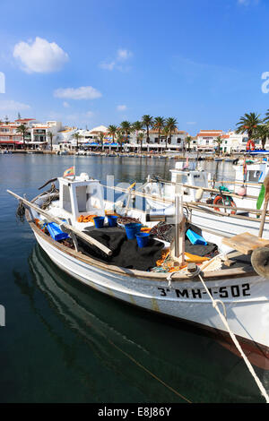 Piccolo porto a Fornellis con il tradizionale stile spagnolo di barche da pesca, Menorca, Spagna Foto Stock