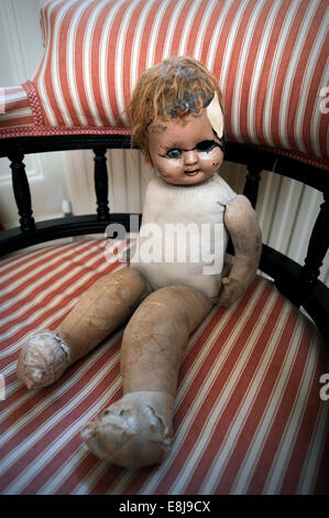 Un travagliato childs doll REGNO UNITO Foto Stock