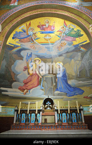 Affresco. Cappella di Notre Dame du Rosaire la Basilica nella città di Lourdes. Foto Stock