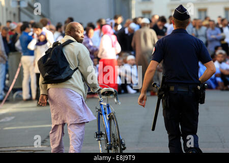 I musulmani a Parigi grande moschea su un•d El-Fitr festival. Foto Stock