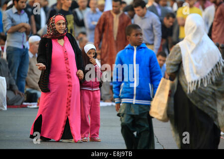 I musulmani a Parigi grande moschea su un•d El-Fitr festival. Foto Stock