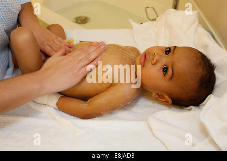 Bambino in ospedale. Questo ragazzo dal Madagascar sta per subire la chirurgia di cuore fornito da ONG Francese La Chaine de l'Espoir (Surg Foto Stock