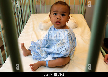 Bambino in ospedale con la sua madre adottiva. Questo ragazzo dal Madagascar sta per subire la chirurgia di cuore fornito da ONG Francese La C Foto Stock