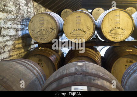 Dh Highland Park Distillery KIRKWALL ORKNEY Single malt whisky botti di legno incollato di maturazione del magazzino di stoccaggio Foto Stock