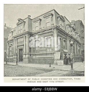 Questa illustrazione del 1893 tratta dal lavoro di King raffigura il Department of Public Charities and Correction su Third Avenue e East 11th Street a New York City, sottolineando le infrastrutture di servizio pubblico della città. Foto Stock