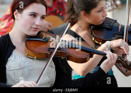 Musicisti durante il pellegrinaggio dei gitani a Les Saintes-Marie-de-la-Mer. Foto Stock